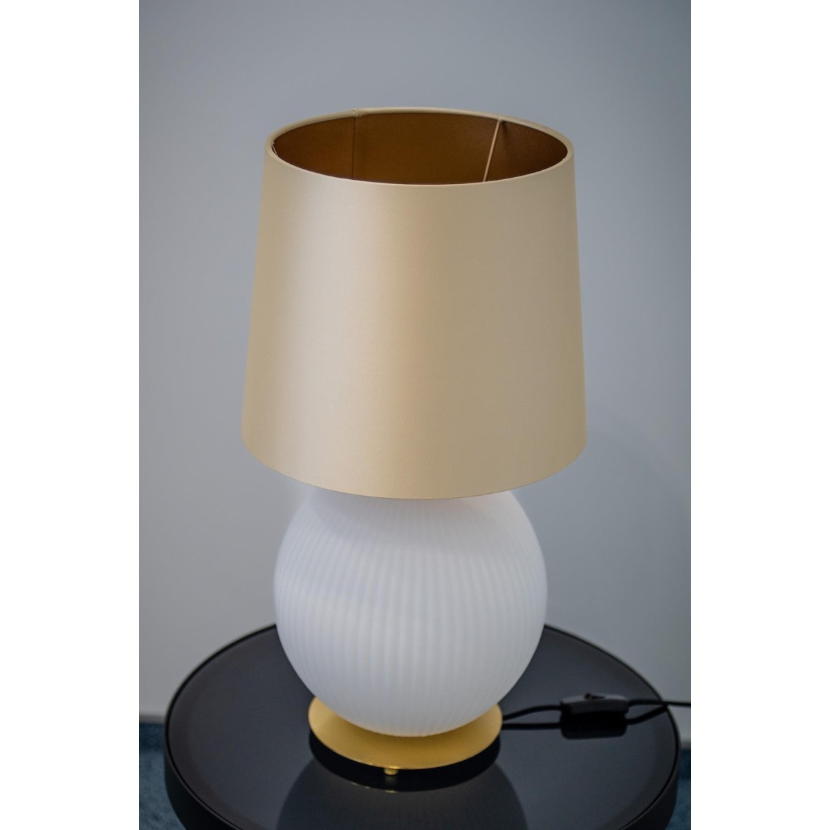 lampa stołowa 1 pł. HAMILTON kolor beżowy (złoty środek), opal mat, mosiądz szczotkowany polskiej manufaktury Argon