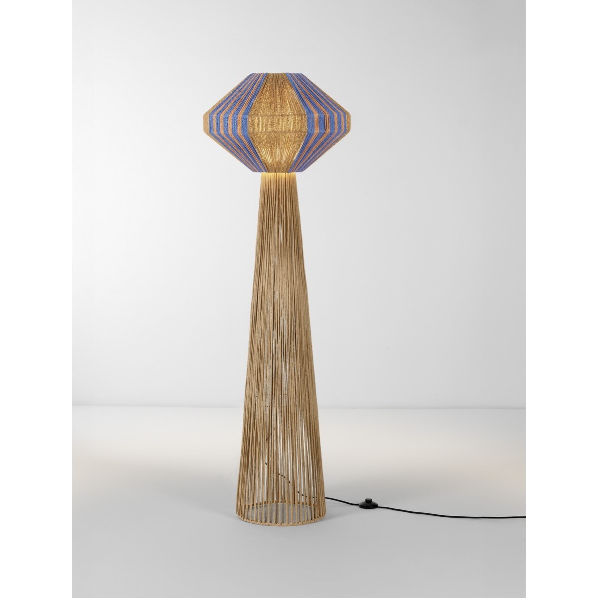 imponująca lampa stojąca Luces Exclusivas TEVANDO LE45353